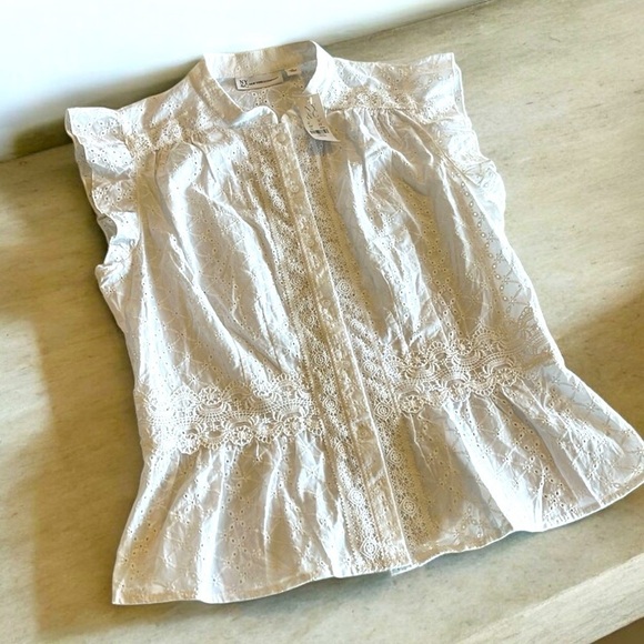 CUTE EYELET LACE BLOUSE - Picture 1 of 4